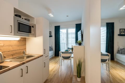 Coffee/tea facilities, Kitchen or kitchenette, Dining area