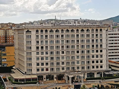 Property building, Day, City view, Location