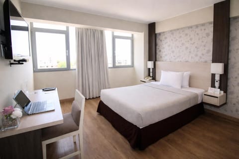 Bed, TV and multimedia, City view