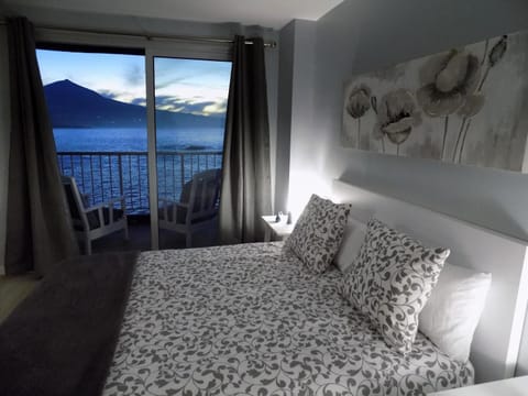 Nearby landmark, Restaurant/places to eat, Bed, Natural landscape, Winter, Balcony/Terrace, Photo of the whole room, Beach, Bedroom, On site, Landmark view, Sea view, Swimming pool, Swimming pool, Sunset