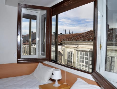 Bed, Bedroom, City view, Landmark view, Street view