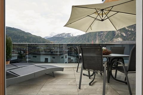 Balcony/Terrace, Mountain view