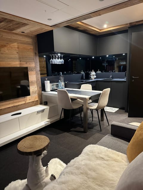 Dining area, kitchen