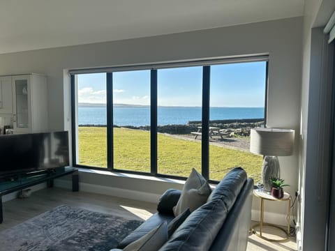 Spectacular ocean views & minutes to Cliffs- Clahane Shore Lodge House in County Clare