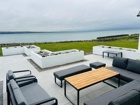 Spectacular ocean views & minutes to Cliffs- Clahane Shore Lodge House in County Clare
