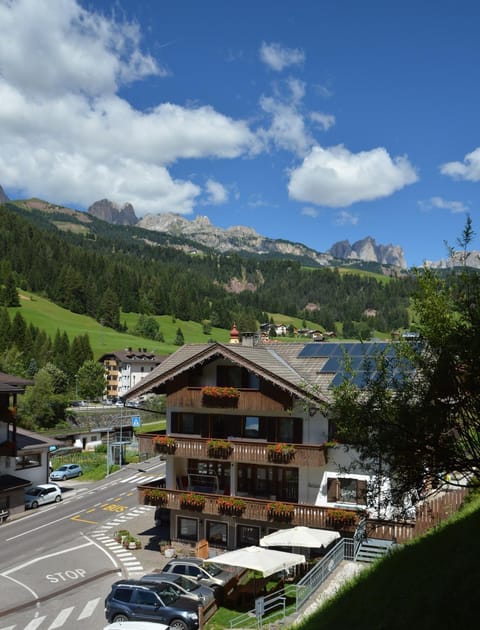 Property building, Facade/entrance, Lake view, Mountain view, Street view