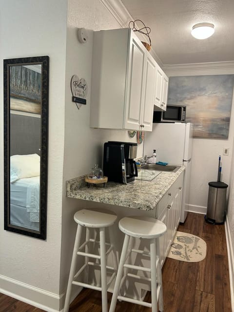 Coffee/tea facilities, Kitchen or kitchenette, Dining area, minibar, pet friendly, toaster