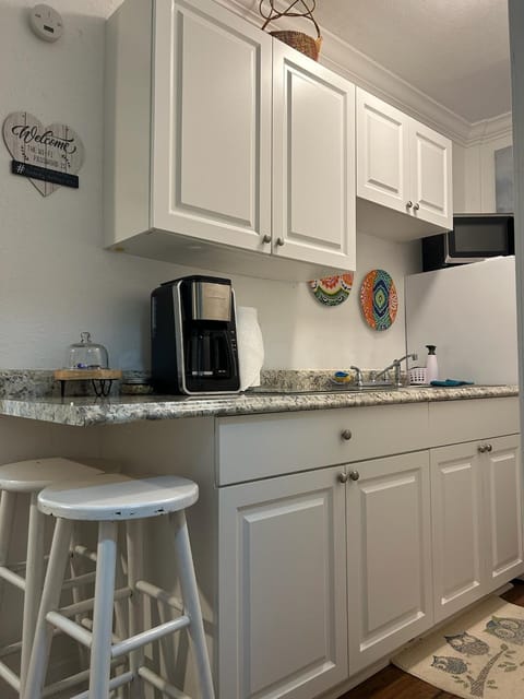 Kitchen or kitchenette, Dining area, minibar