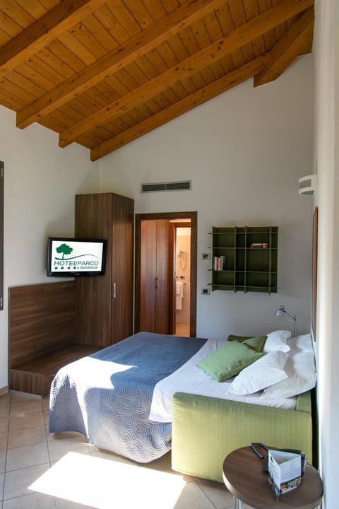 TV and multimedia, Seating area, Dining area, Bedroom