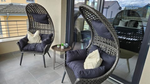 View (from property/room), Balcony/Terrace, Seating area