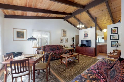 Ekomomai Retreat House in Volcano