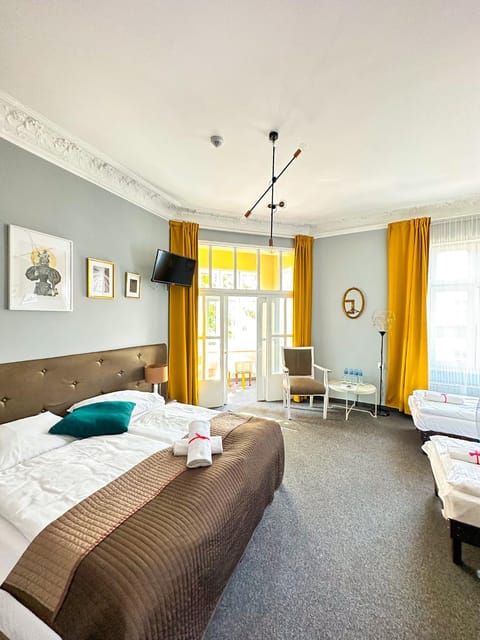 Bed, Photo of the whole room, Seating area, Bedroom, towels