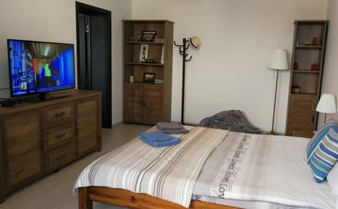TV and multimedia, Photo of the whole room, Bedroom