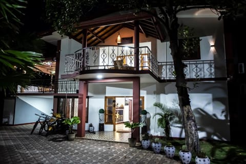 Property building, Facade/entrance, Night
