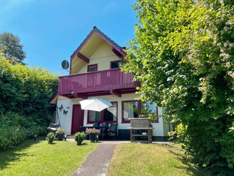 Property building, Facade/entrance, BBQ facilities, Garden, Balcony/Terrace