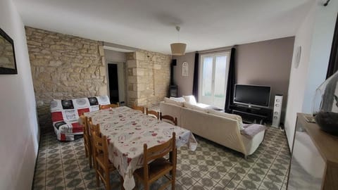 TV and multimedia, Living room, Seating area, Dining area