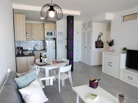 TV and multimedia, Kitchen or kitchenette, Living room, Dining area, stove, toaster