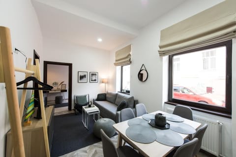 Living room, Decorative detail, Dining area, Mountain view
