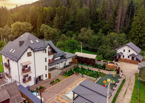 Property building, Day, Natural landscape, Bird's eye view, Mountain view, Parking