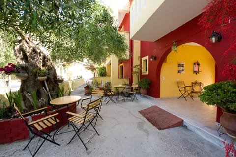 Property building, Facade/entrance, Garden, Garden view