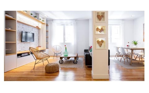 TV and multimedia, Living room, Seating area, Dining area