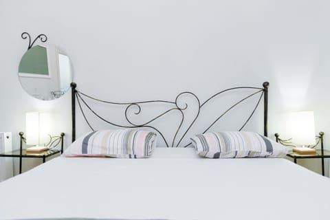 Bedroom, Text overlay