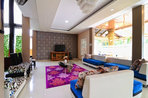 Communal lounge/ TV room