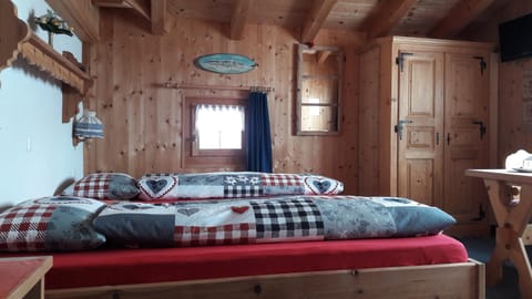 Decorative detail, Lake view