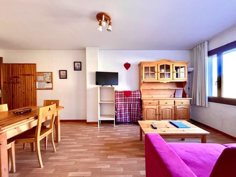 Communal lounge/ TV room, TV and multimedia, Living room, Dining area
