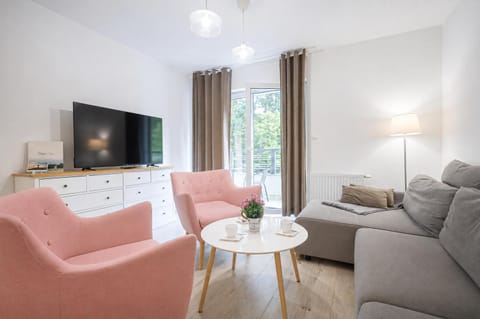 Communal lounge/ TV room, TV and multimedia, Living room, Seating area, Evening entertainment