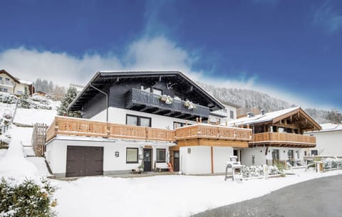 Property building, Winter, Mountain view, Mountain view, group of guests, Family
