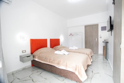 Bed, TV and multimedia, Photo of the whole room, Bedroom, towels, wardrobe, air conditioner