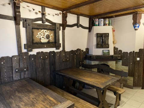 Restaurant/places to eat, Communal lounge/ TV room, Banquet/Function facilities, Dining area, Communal kitchen