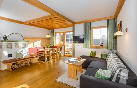 TV and multimedia, Coffee/tea facilities, Balcony/Terrace, Living room, Dining area