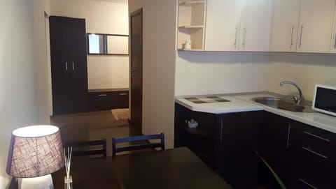 Kitchen or kitchenette, Dining area, minibar, pet friendly, stove