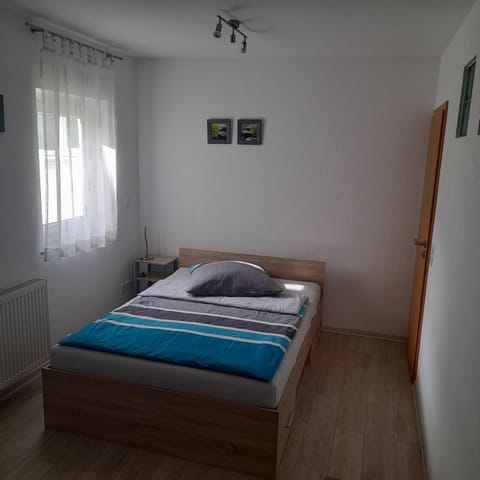 Bed, Day, Decorative detail, heating