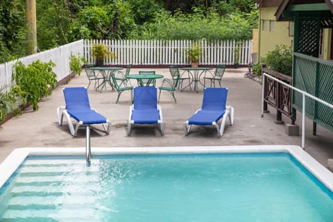 Patio, Swimming pool, sunbed