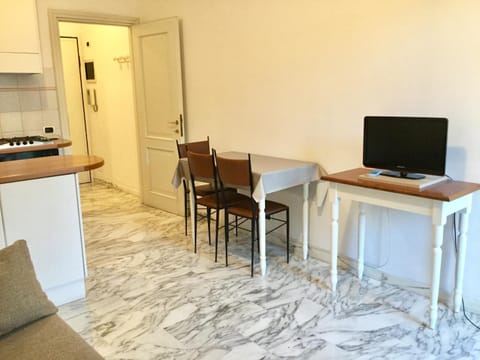 Bed, Kitchen or kitchenette, Living room, Seating area, Dining area, Bedroom