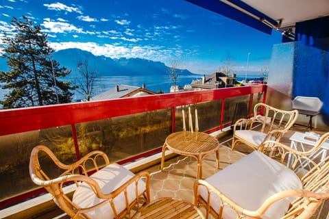 Terrace with Lake & Mountain View Apartment in Montreux