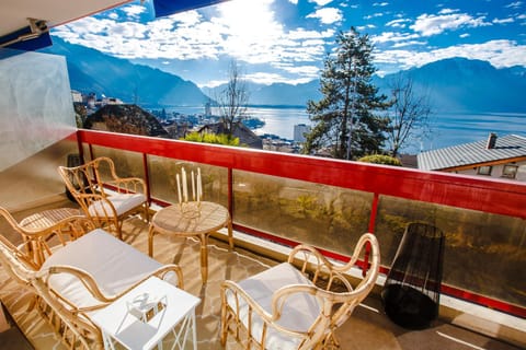 Terrace with Lake & Mountain View Apartment in Montreux