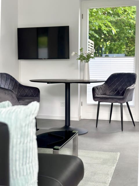 Communal lounge/ TV room, TV and multimedia, Living room, Seating area, Dining area, Evening entertainment