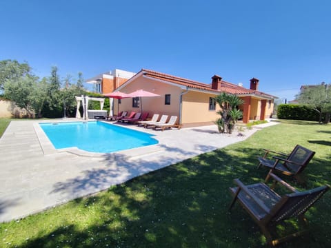 Garden, Hot Tub, Swimming pool, sunbed