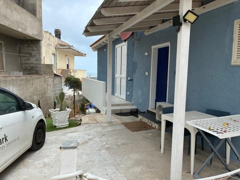 Property building, Balcony/Terrace, Parking