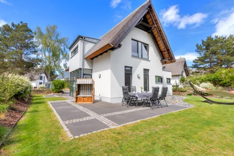 Property building, Garden, Balcony/Terrace
