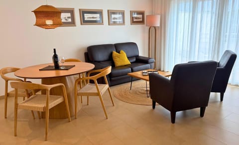 Living room, Dining area, Food, Lunch, Dinner