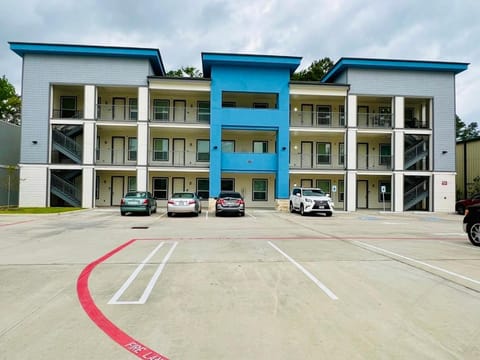 Apt 2 Bedrooms 2 Full Baths FREE Parking & FREE Laundry in Unit Apartment in The Woodlands