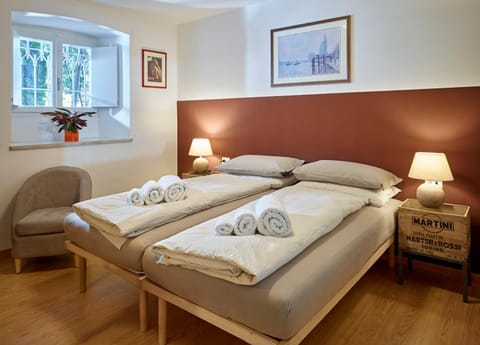 Photo of the whole room, Bedroom, Garden view