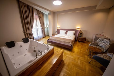 Hot Tub, Photo of the whole room, Bedroom