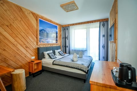 Bed, TV and multimedia, Photo of the whole room, Seating area, Bedroom