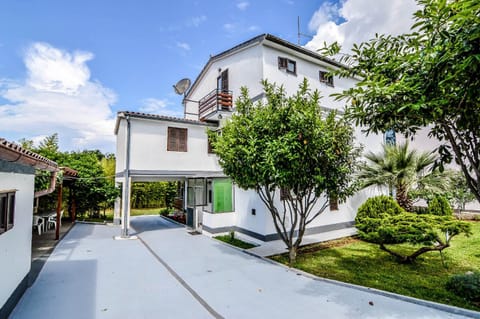 Property building, Facade/entrance, Day, Garden, Street view